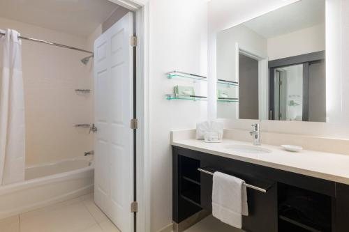 Residence Inn by Marriott Williamsburg — Bathroom