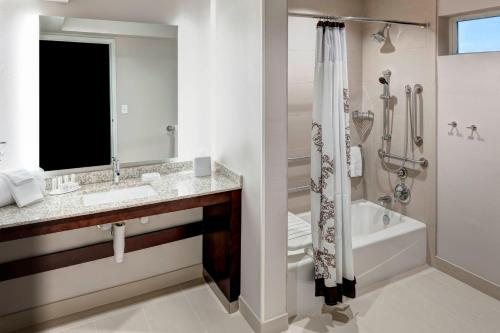Residence Inn Dallas Plano Richardson — Bathroom