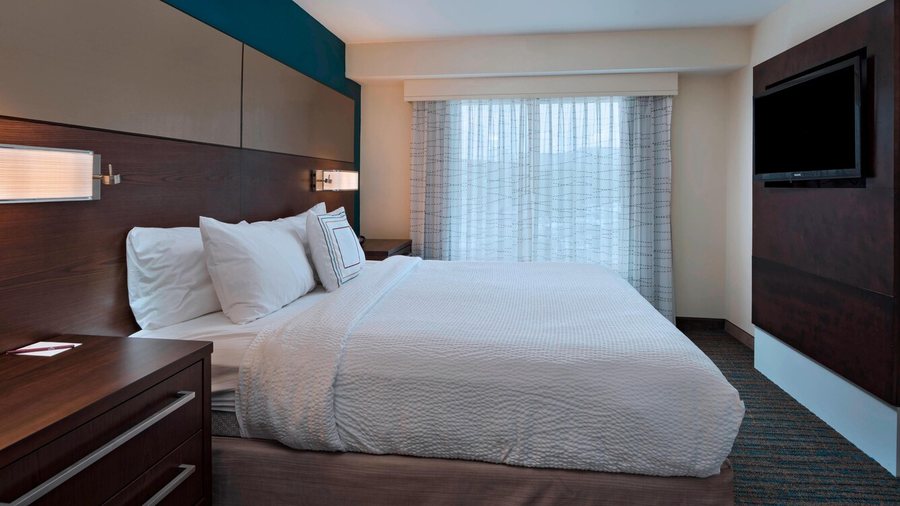 Residence Inn Omaha West — Guest room