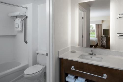 Residence Inn Orlando Lake Buena Vista — Bathroom