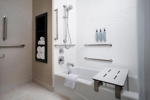 Residence Inn Rochester Mayo Clinic Area — Bathroom