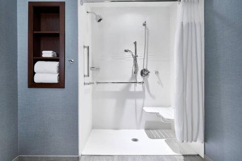 Residence Inn Wilmington Downtown — Bathroom