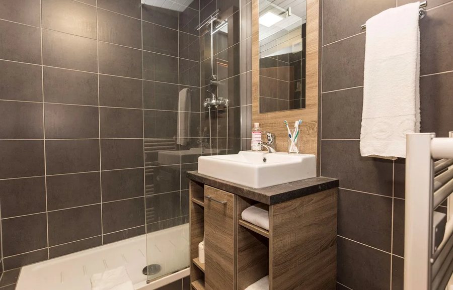 Residence Odalys Essentielle Le Front de Neige — Bathroom