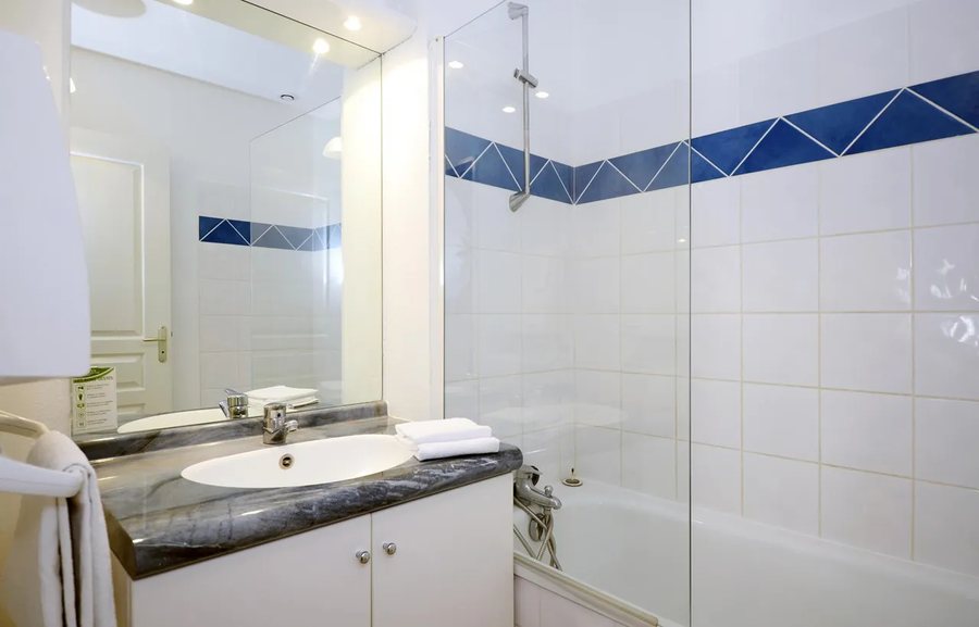 Residence Odalys Reference Le Hameau du Moulin — Bathroom
