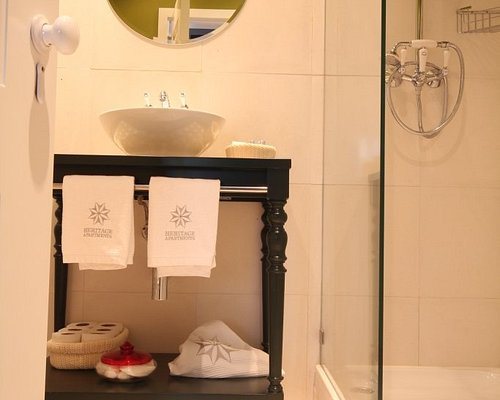 Residentas Apostolos — Bathroom