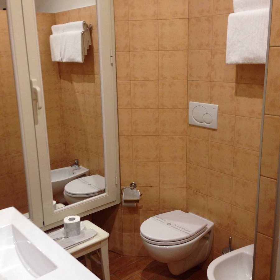 Residenza Ave Roma — Bathroom