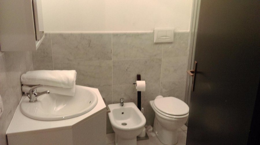 Residenza Cenisio — Bathroom
