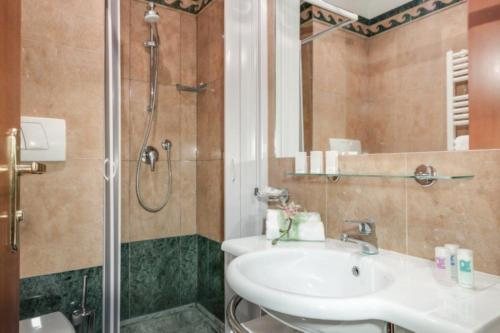 Residenza Paolo VI — Bathroom
