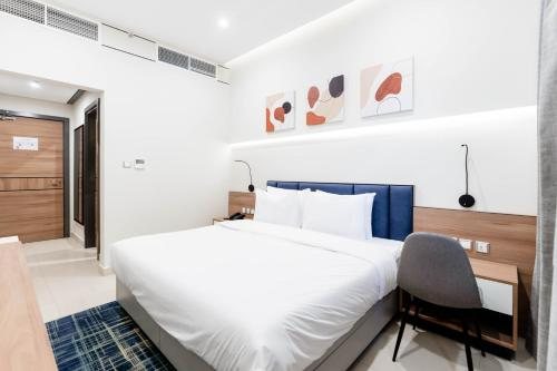Resivation Hotel — Guest room