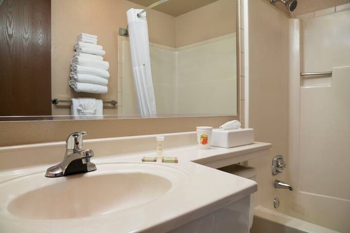 Resort City Inn Coeur D Alene by Magnuson Worldwide — Bathroom
