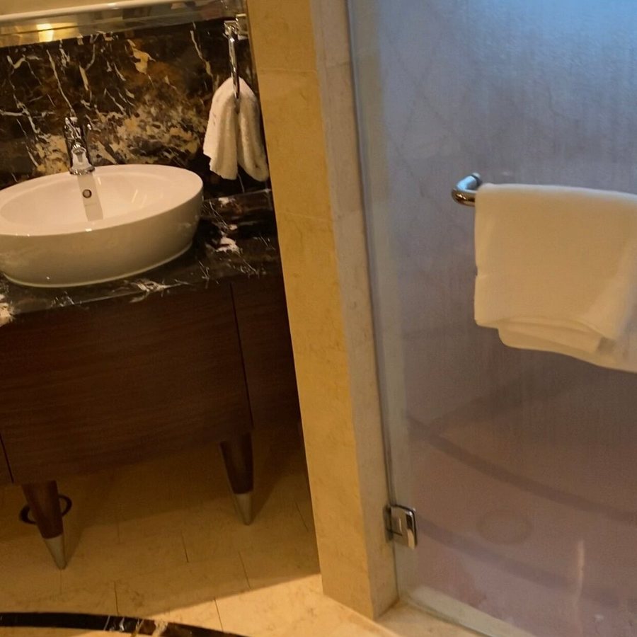 Resorts World Sentosa Crockfords Tower — Bathroom