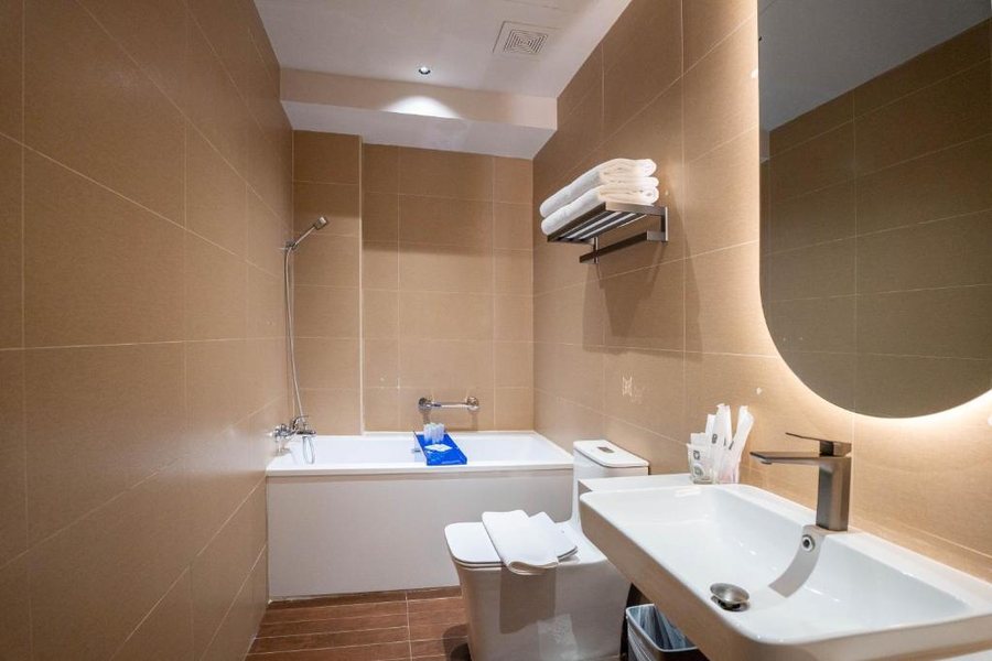 Rest Bugis Hotel — Bathroom