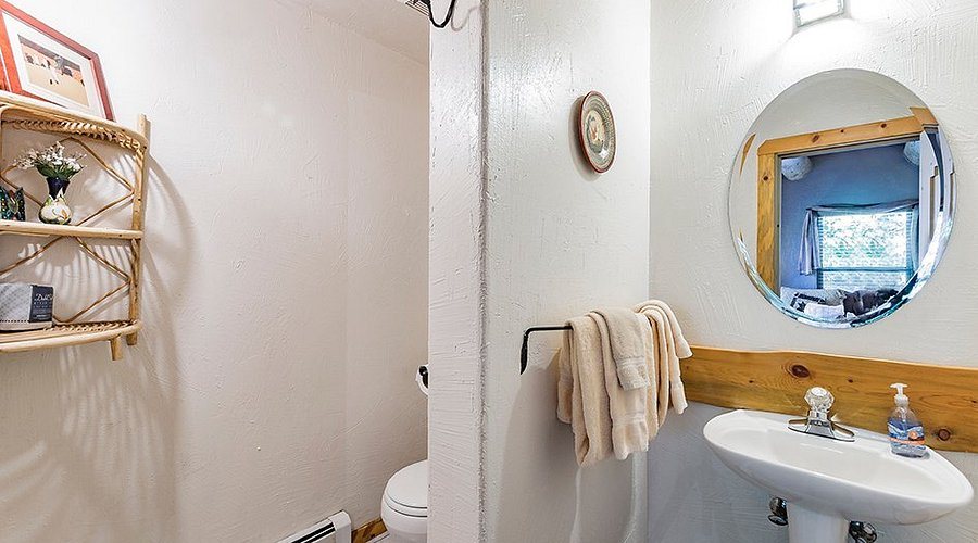 Restful Nest Bed and Breakfast — Bathroom