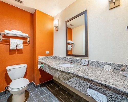 Restwell Inn Suites — Bathroom