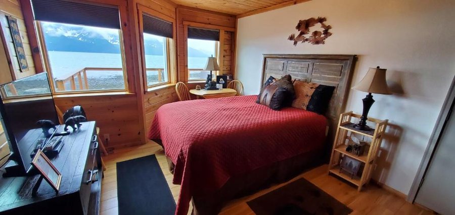 Resurrection Lodge on the Bay — Guest room
