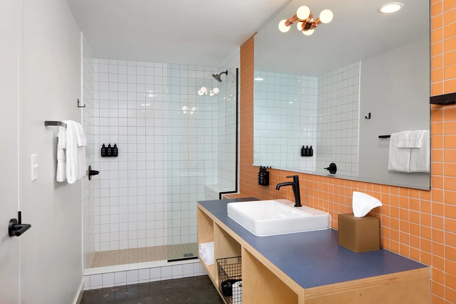 Rhode s Motor Lodge — Bathroom