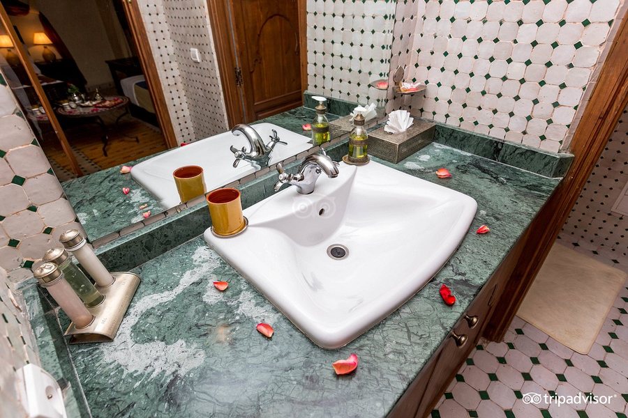 Riad Bab Tilila — Bathroom