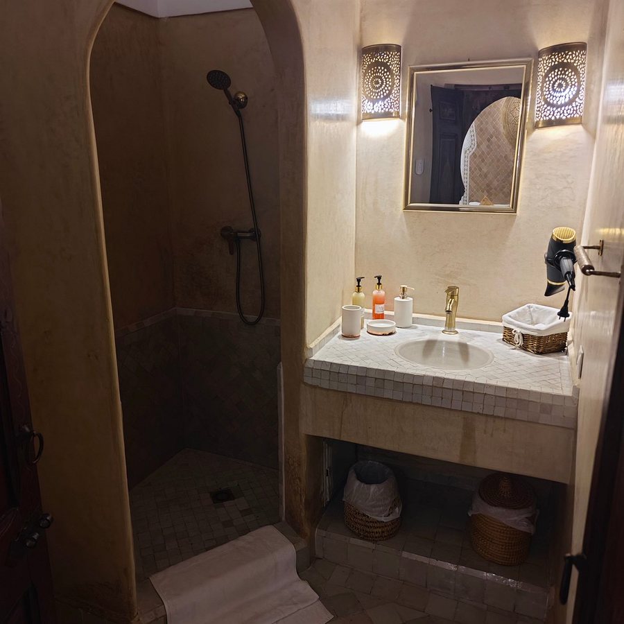 Riad Des Lys — Bathroom