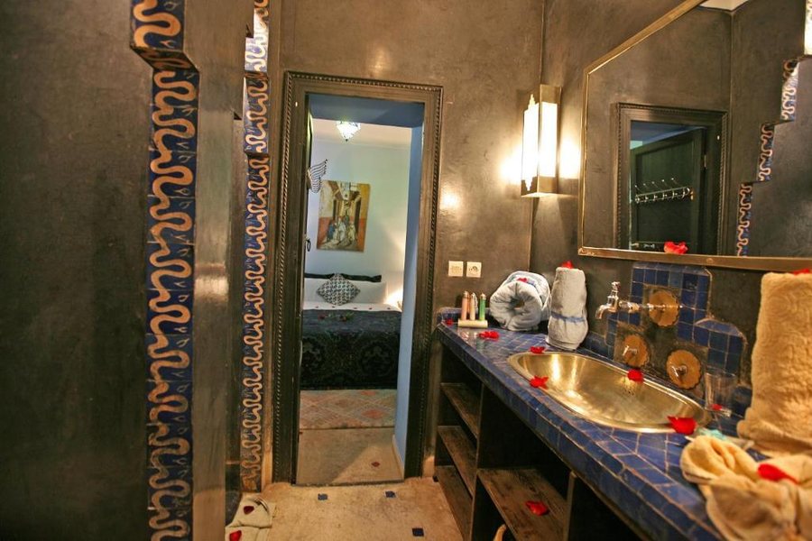 RIAD FABIOLA by La Siredrah — Bathroom