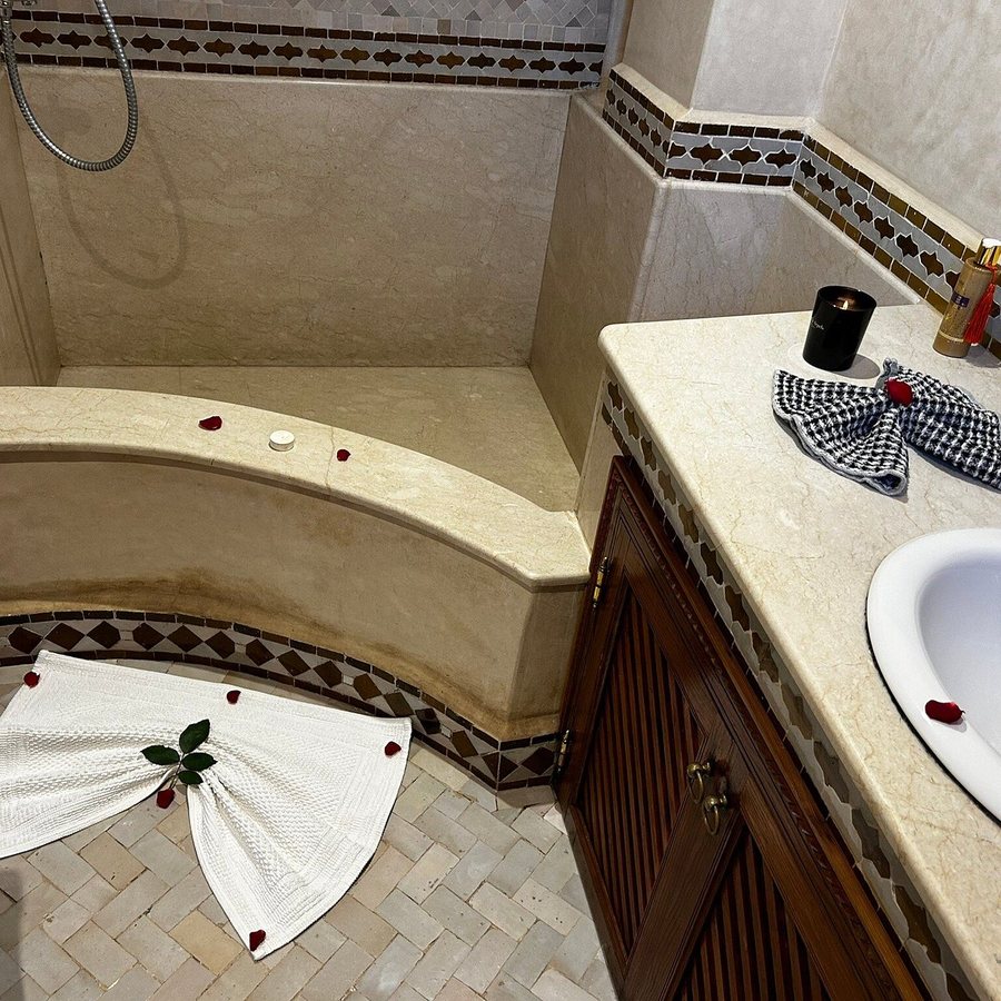 Riad Gallery 49 — Bathroom