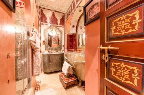 Riad Hikaya — Bathroom