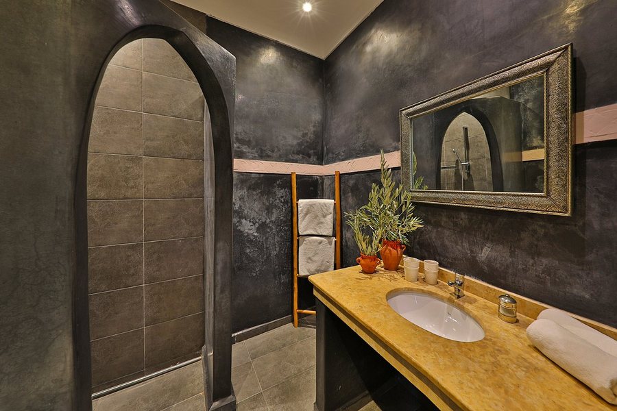 Riad la Parenthese by Sashema — Bathroom