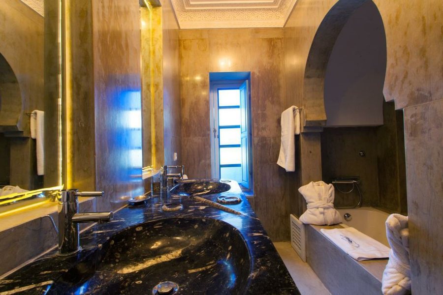 Riad le Perroquet Bleu — Bathroom