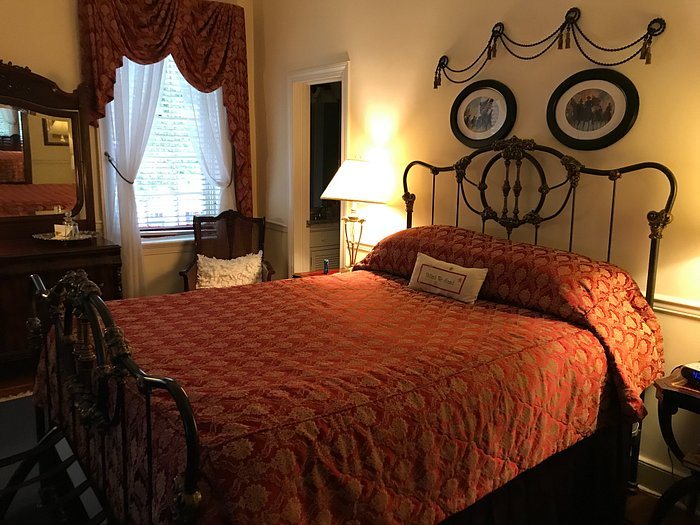 Richard Johnston Inn — Guest room