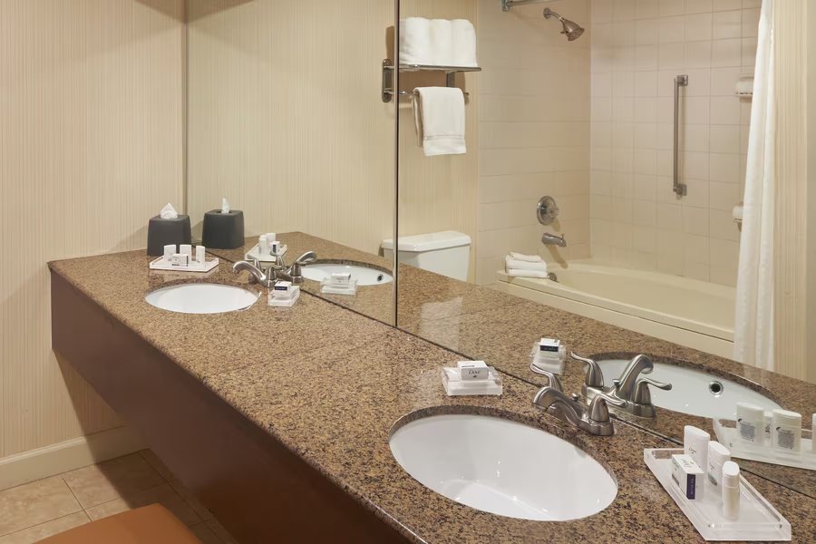 Richland Inn of Columbia — Bathroom