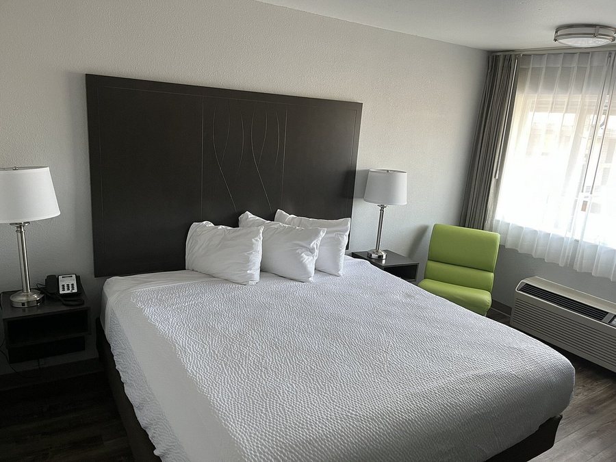 Richland Riverfront Ascend Hotel Collection — Guest room