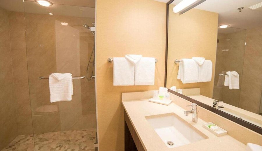 Richmond Inn Suites Trademark Collection by Wyndham — Bathroom