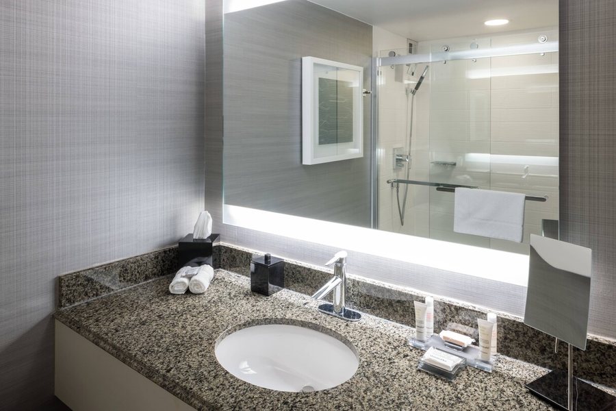 Richmond Marriott — Bathroom