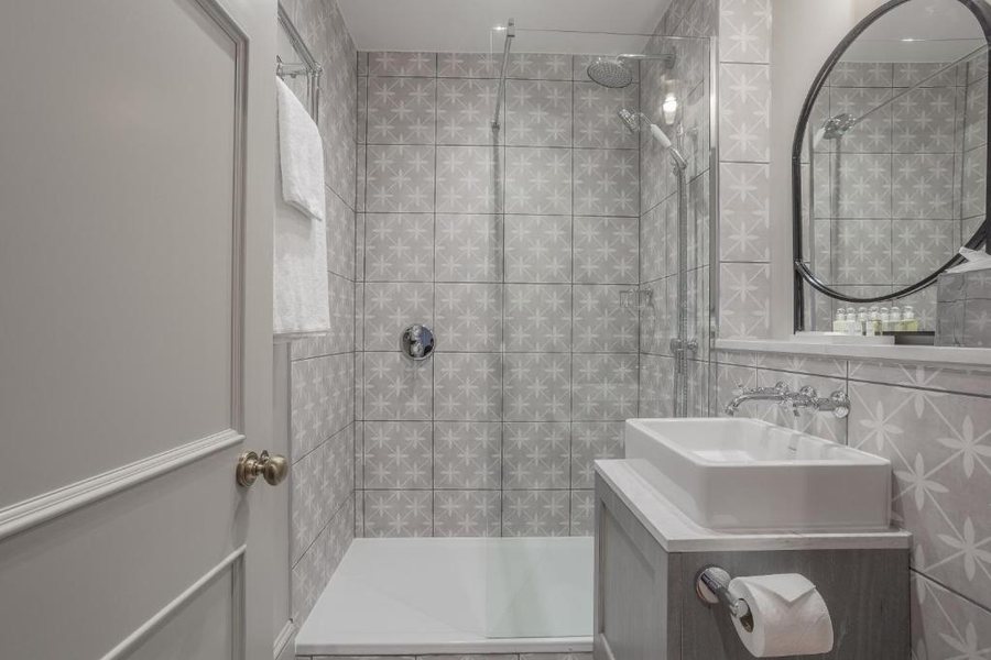 Ridgemount Hotel — Bathroom