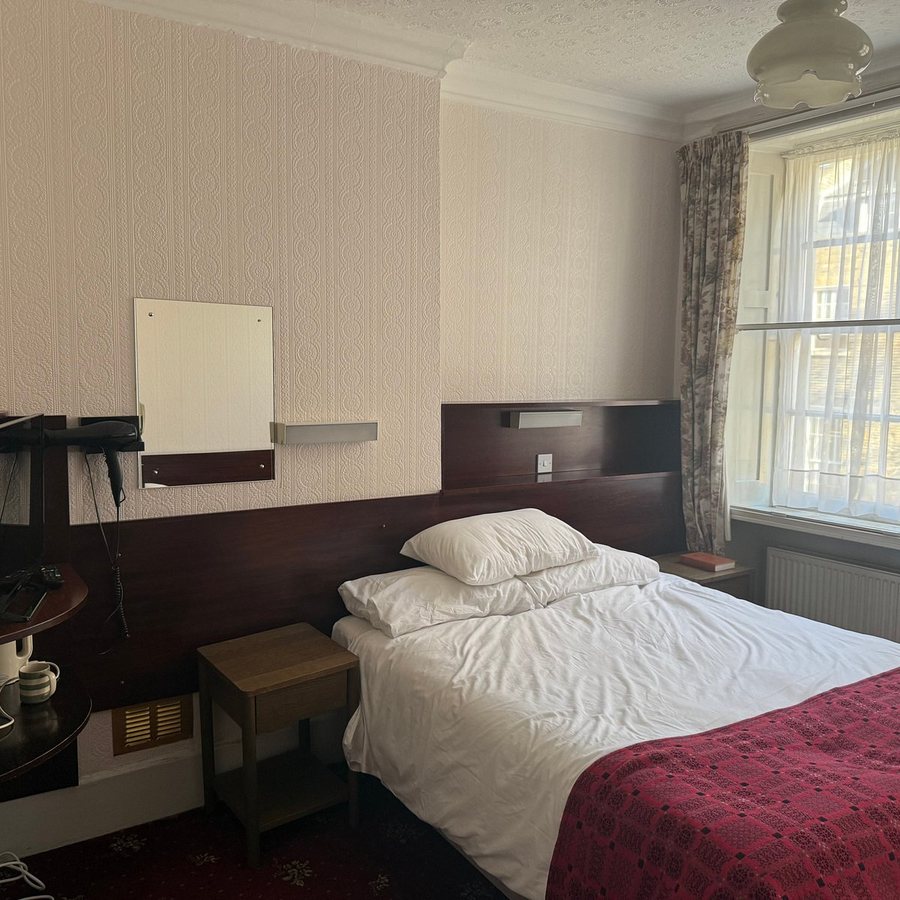 Ridgemount Hotel — Guest room