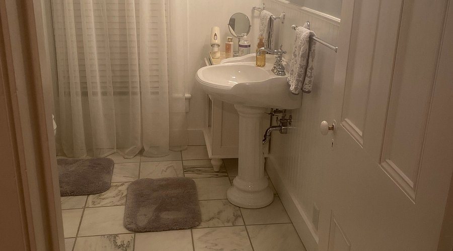 Riffles Runs Bed Breakfast — Bathroom