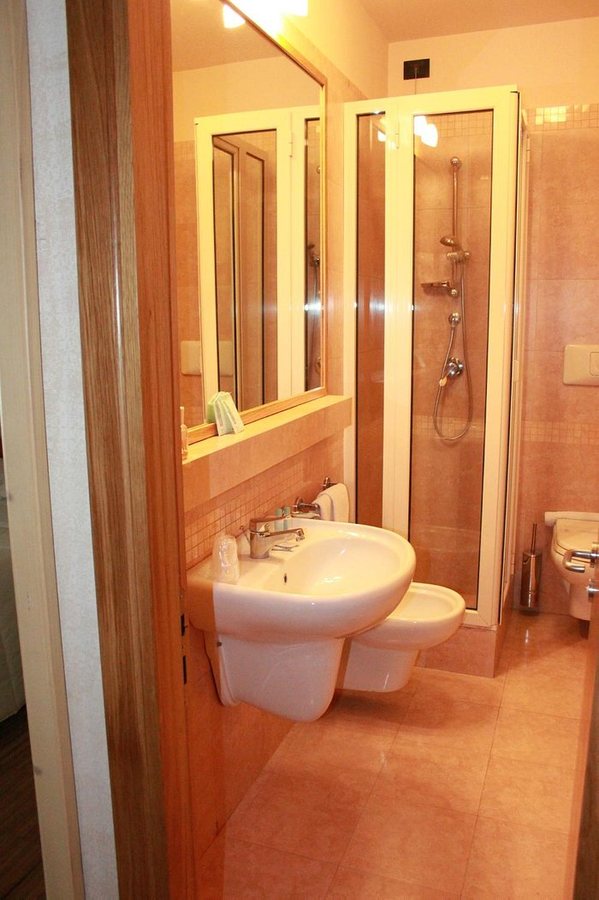 Rifugio Jezza — Bathroom