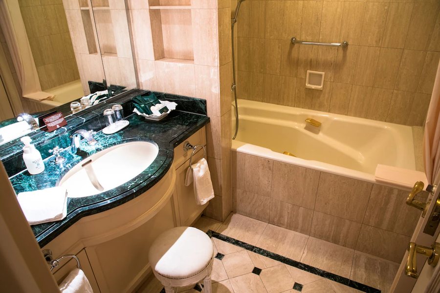RIHGA Royal Hotel Tokyo — Bathroom
