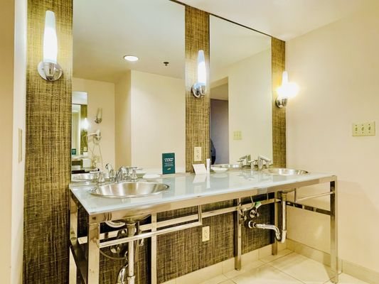 Rio Hotel Casino — Bathroom