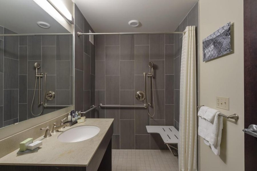 RIT Inn Conference Center — Bathroom