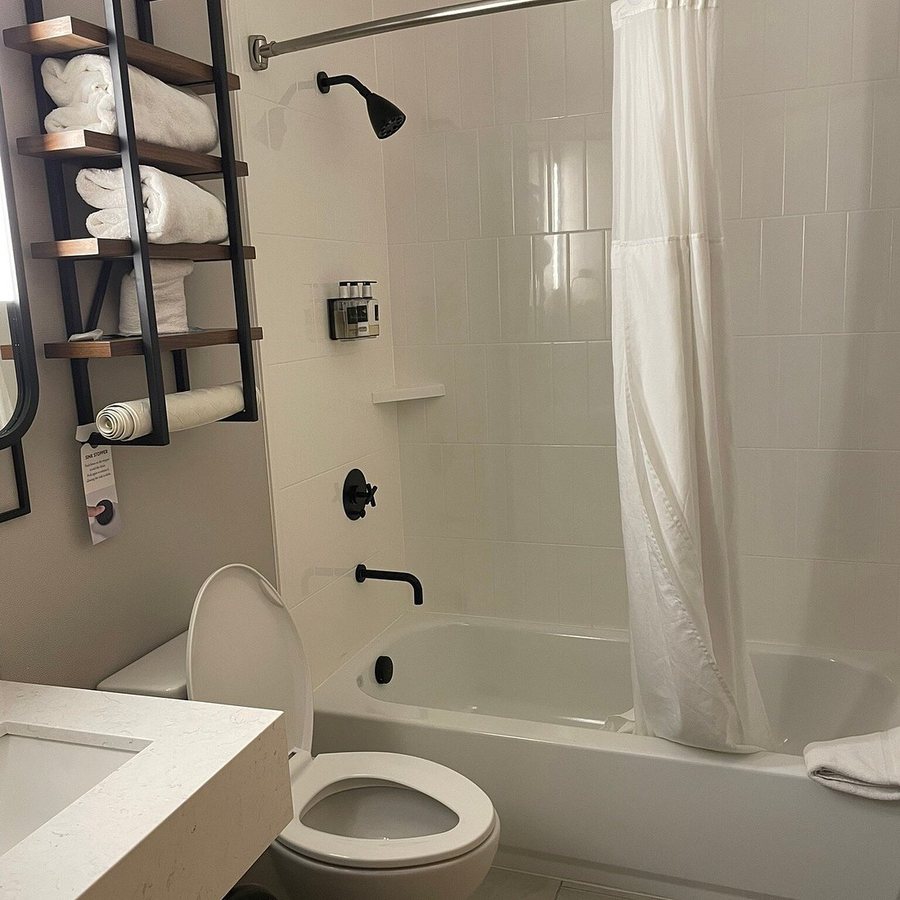 River Canyon Lodge — Bathroom
