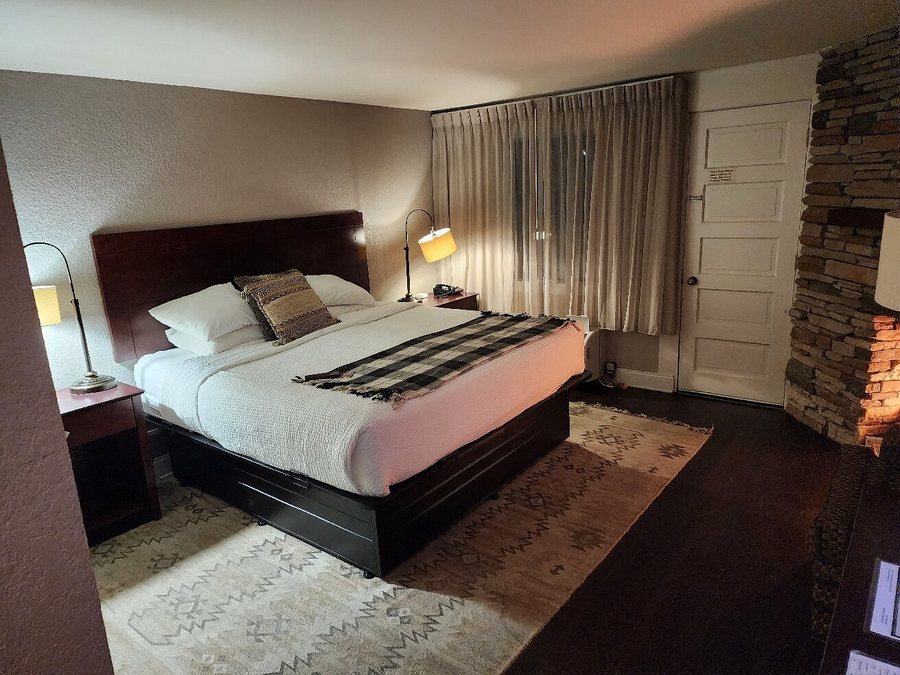 River Edge Inn Gatlinburg Tennessee — Guest room