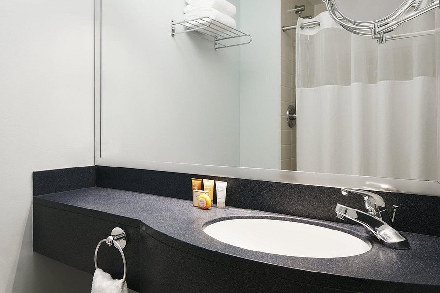 River Hotel Chicago — Bathroom