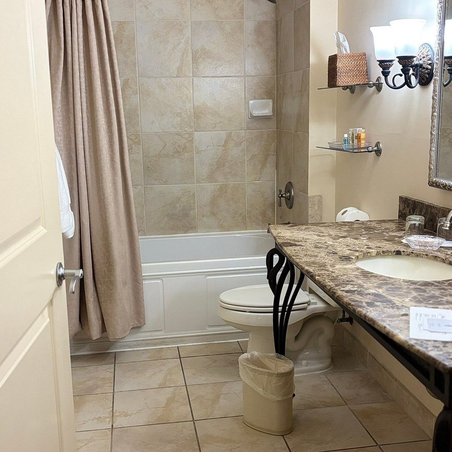 River Inn of Harbor Town — Bathroom
