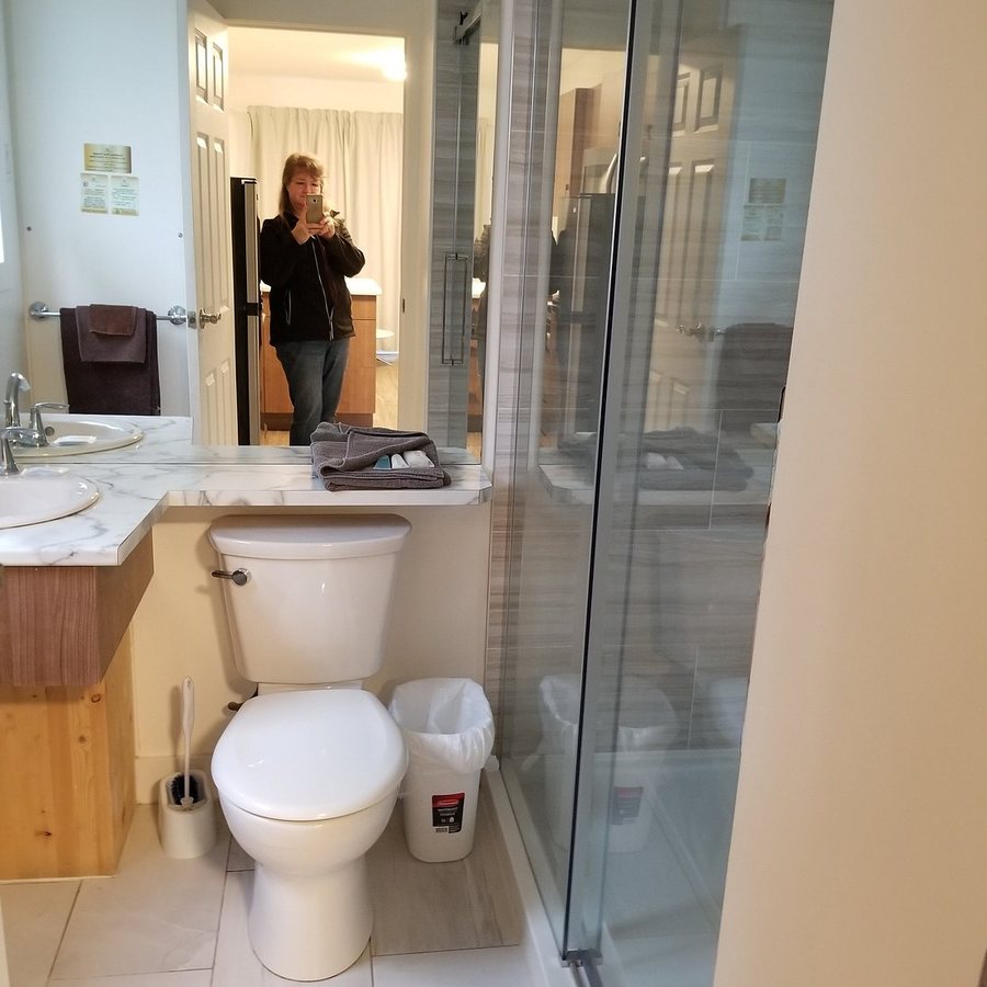 River Lodge — Bathroom