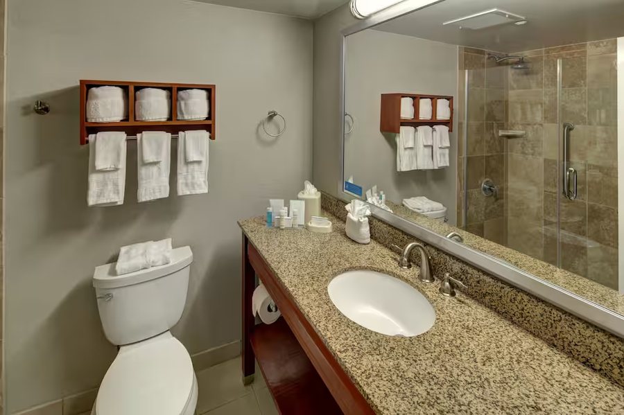 River Oaks Marina Tower Miami Florida — Bathroom