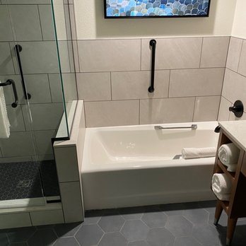 River s Edge Hotel Portland Tapestry Collection by Hilton — Bathroom