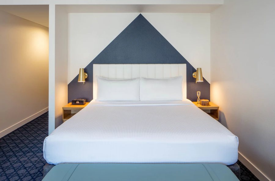 River s Edge Hotel Portland Tapestry Collection by Hilton — Guest room