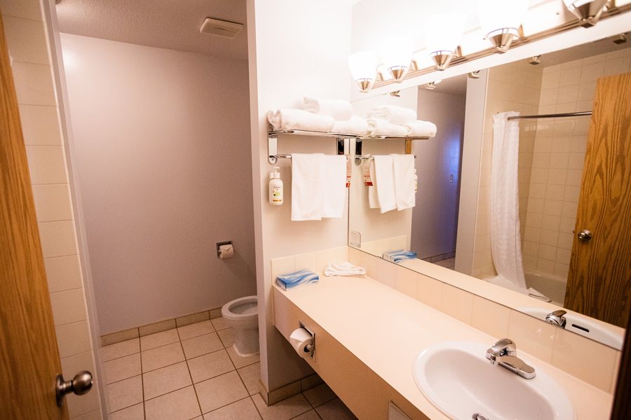 River s Edge Motel — Bathroom