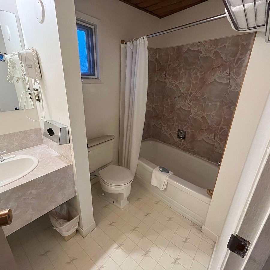 River Side Inn — Bathroom