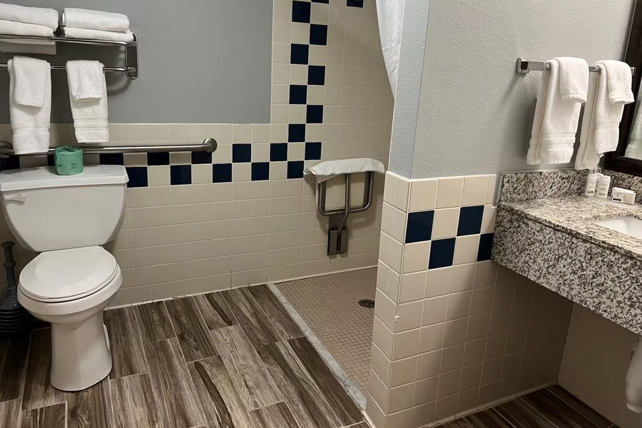River Sirens Hotel Washington Missouri — Bathroom